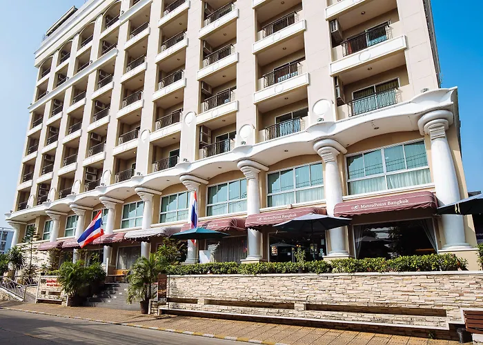 Metro Point Hotel 4*